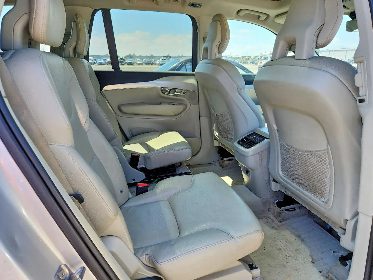 2016 Volvo XC90 T6 Momentum