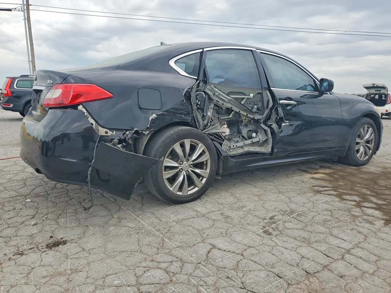 2011 INFINITI M56