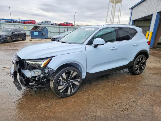 2025 Volvo XC40 Plus Bright Theme