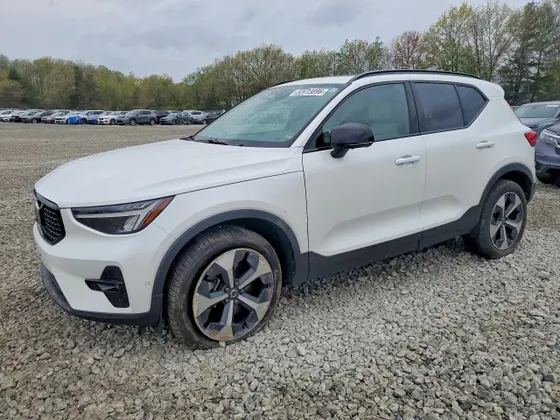 2023 Volvo XC40 Plus Dark Theme