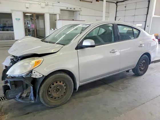 2014 Nissan Versa SV