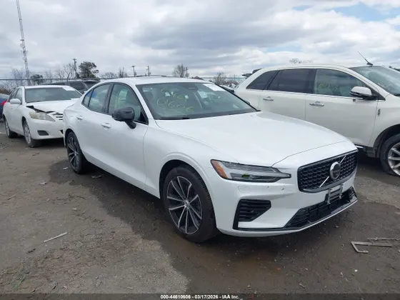 2024 Volvo S60 Recharge Plug-In Hybrid Plus Dark Theme