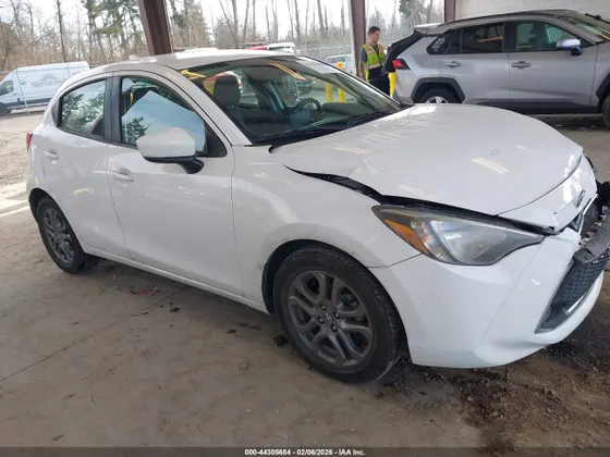 2020 Toyota Yaris Hatchback LE