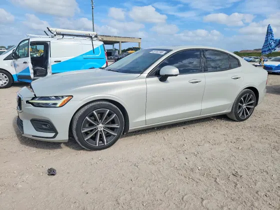 2021 Volvo S60 Momentum