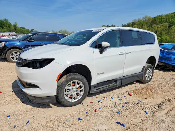 2023 Chrysler Voyager LX