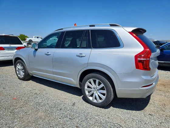 2016 Volvo XC90 T6 Momentum