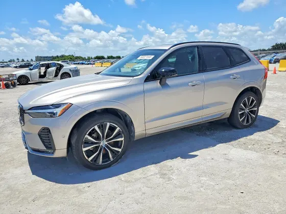 2024 Volvo XC60 Plus Dark Theme