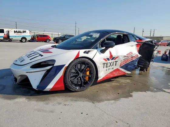 2025 McLaren Artura