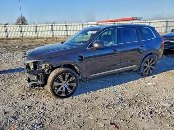 2023 Volvo XC90 Recharge Plug-In Hybrid Plus Bright Theme