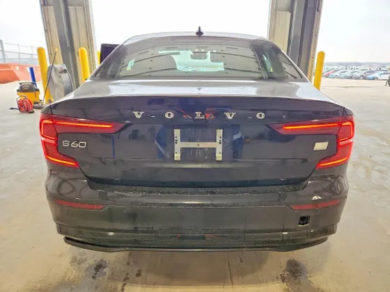 2024 Volvo S60 Recharge Plug-In Hybrid Ultimate Dark Theme