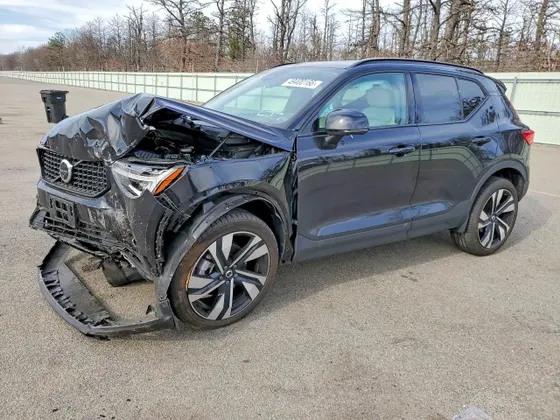 2024 Volvo XC40 Plus Dark Theme