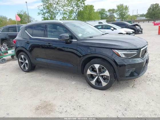 2024 Volvo XC40 Plus Bright Theme