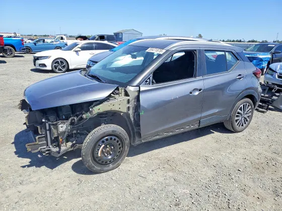 2022 Nissan Kicks SV