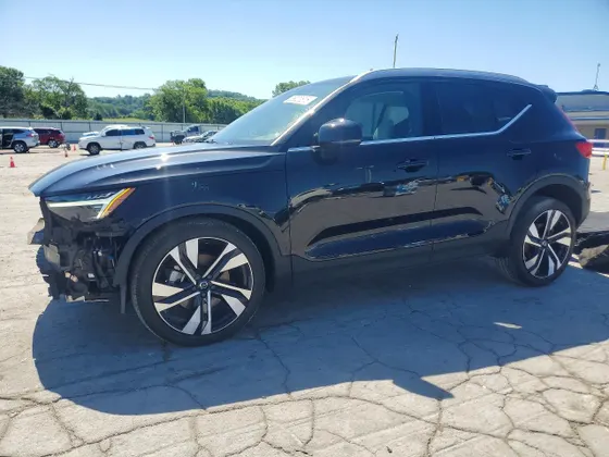 2024 Volvo XC40 Ultimate Bright Theme