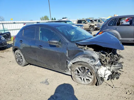 2020 Toyota Yaris Hatchback LE