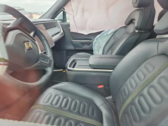 2025 Rivian R1S Adventure