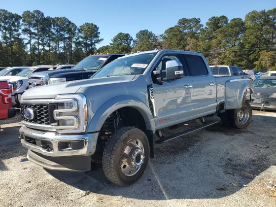 2025 Ford Super Duty F-450 DRW LARIAT