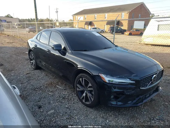 2023 Volvo S60 Plus Dark Theme