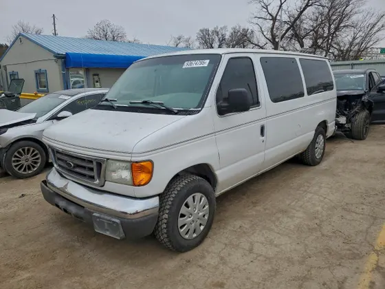 2004 Ford Econoline Wagon XL