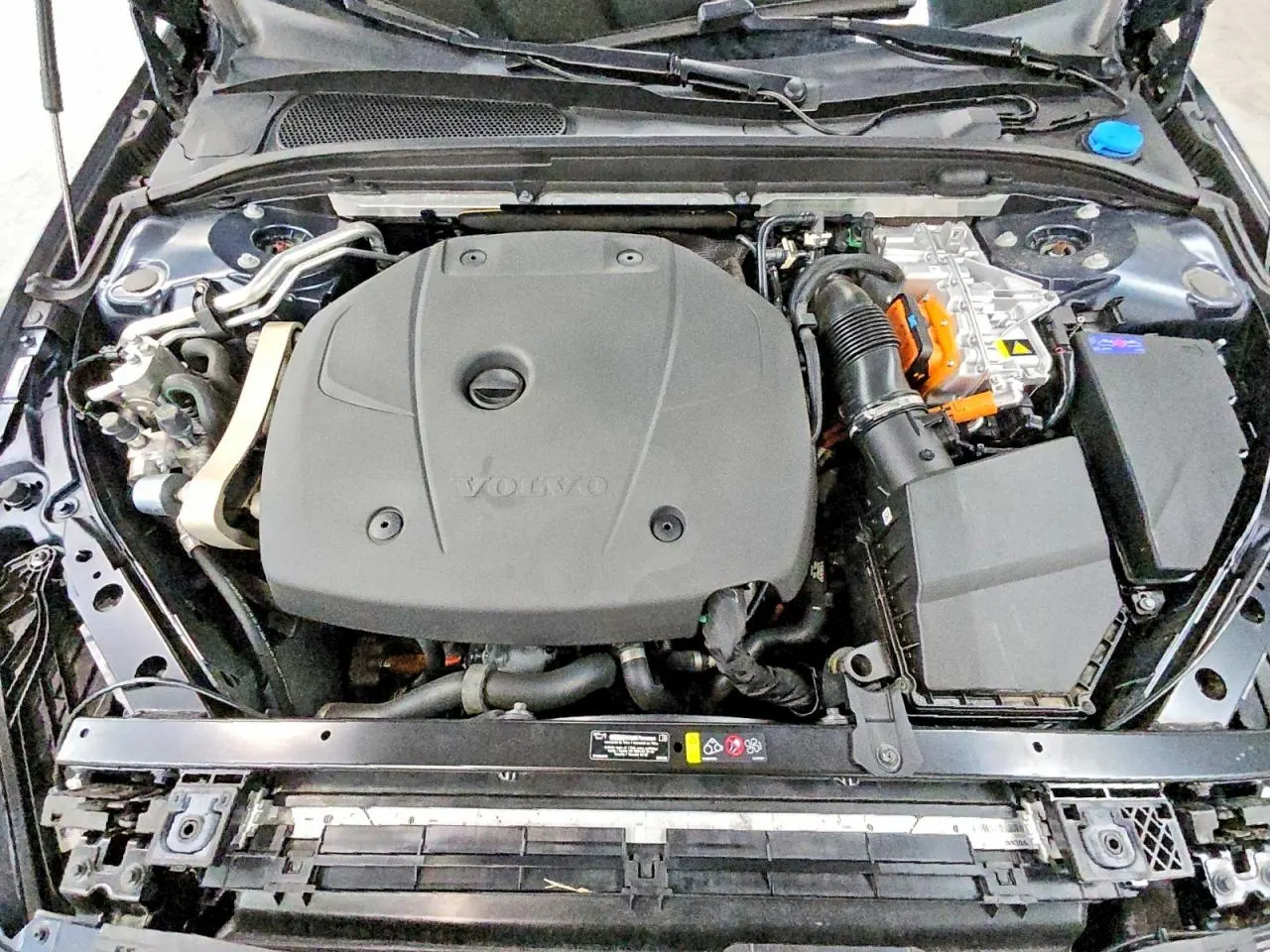 2023 Volvo S60 Recharge Plug-In Hybrid Core Dark Theme