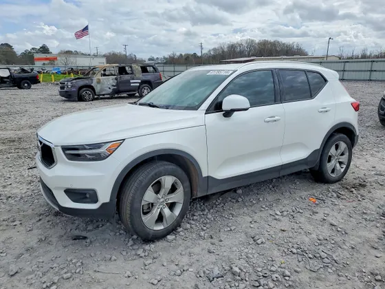2022 Volvo XC40 Momentum