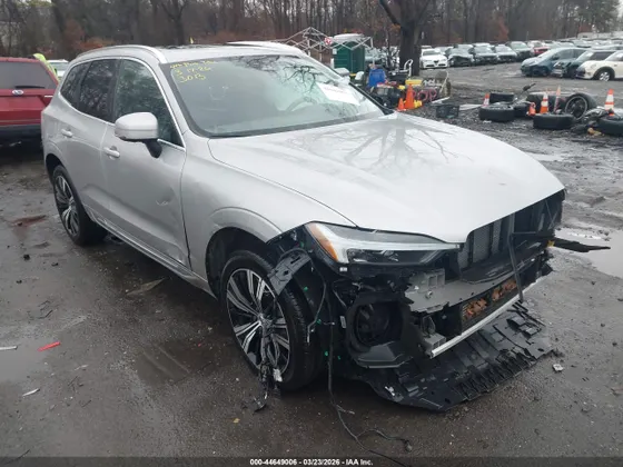 2023 Volvo XC60 Recharge Plug-In Hybrid Plus Bright Theme