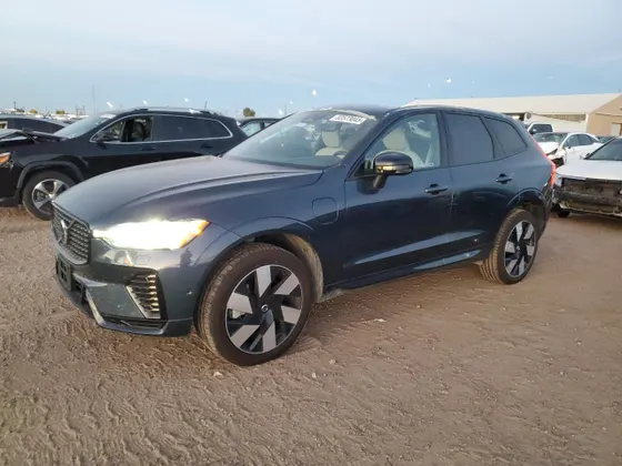 2025 Volvo XC60 Plug-In Hybrid Plus