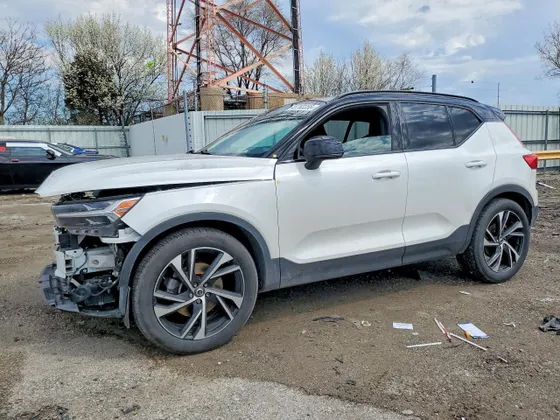 2022 Volvo XC40 R-Design