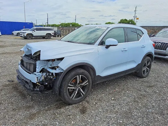 2025 Volvo XC40 Core Bright Theme