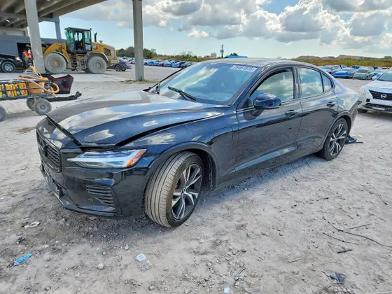 2022 Volvo S60 Plug-In Hybrid Ultra Black Edition