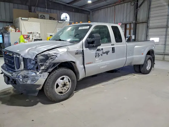 2004 Ford Super Duty F-350 DRW XL