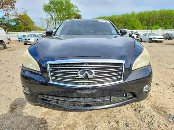 2011 INFINITI M56