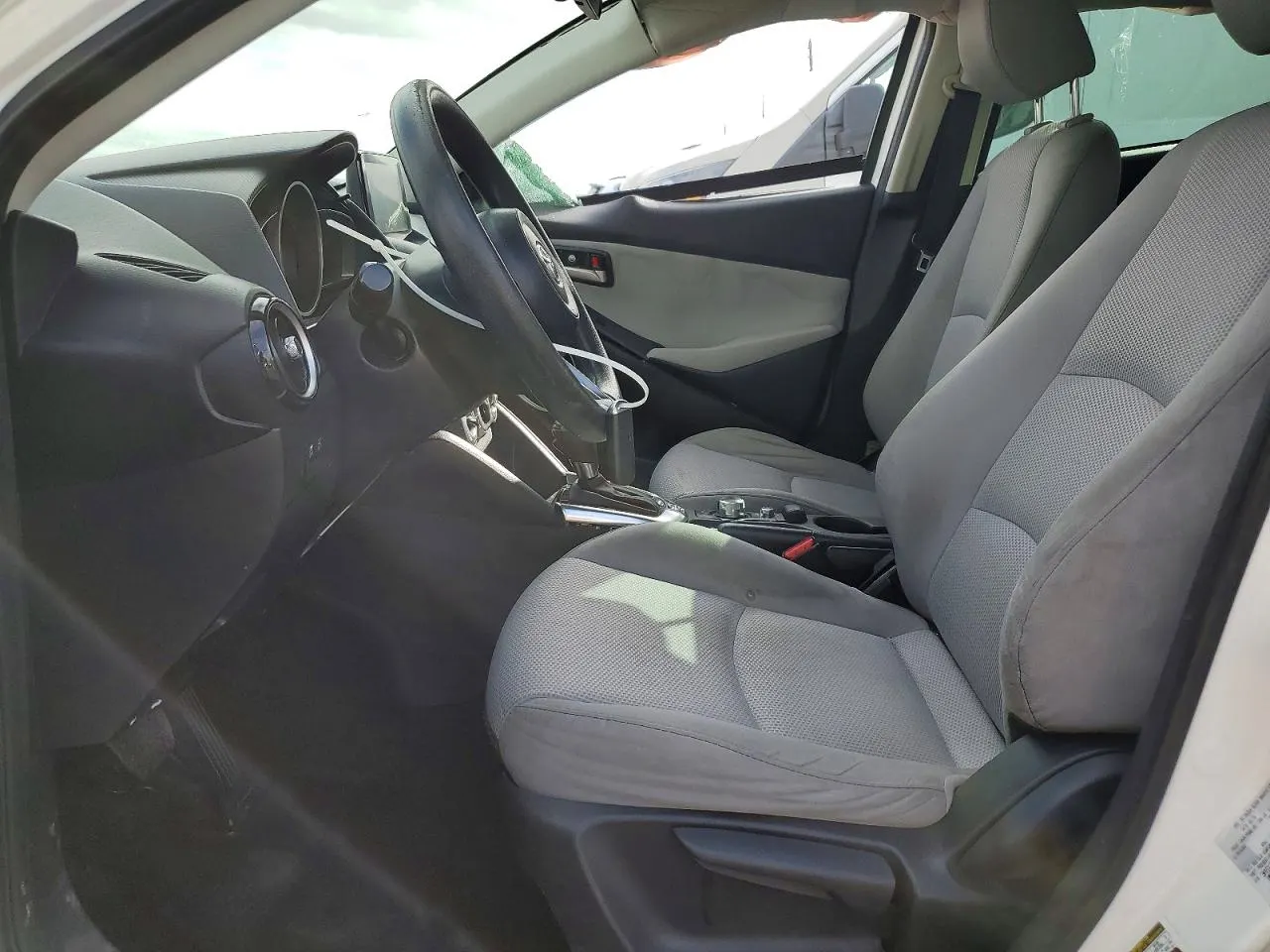 2020 Toyota Yaris Hatchback LE