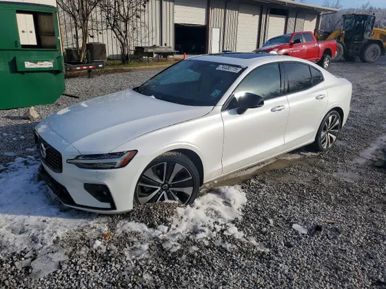 2022 Volvo S60 Momentum