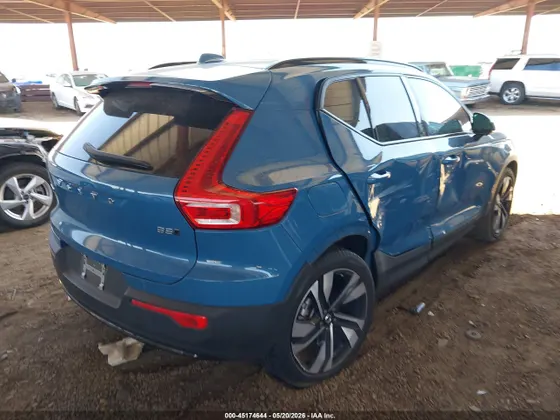 2023 Volvo XC40 Ultimate Dark Theme