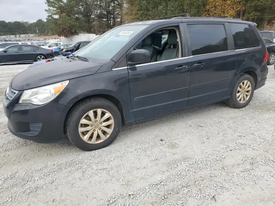 2014 Volkswagen Routan SE w/RSE & Navigation