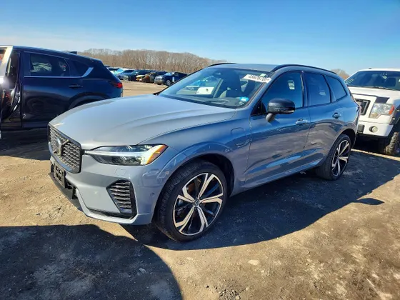 2024 Volvo XC60 Recharge Plug-In Hybrid Ultimate Dark Theme