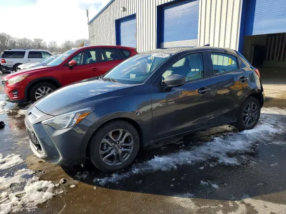 2020 Toyota Yaris Hatchback XLE