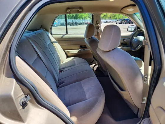 2003 Ford Crown Victoria Standard
