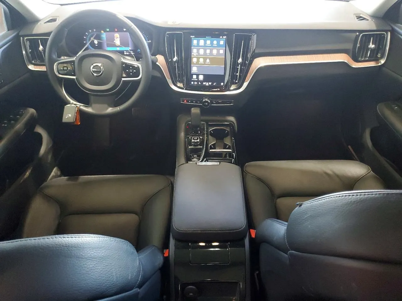 2023 Volvo S60 Recharge Plug-In Hybrid Plus Dark Theme