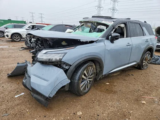 2022 Nissan Pathfinder Platinum