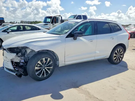 2024 Volvo XC60 Core Dark Theme