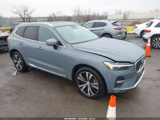 2023 Volvo XC60 Plus Bright Theme