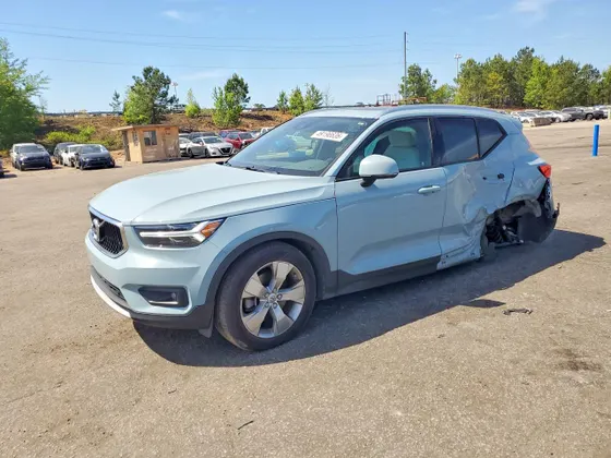 2019 Volvo XC40 Momentum