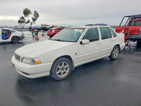 2000 Volvo S70