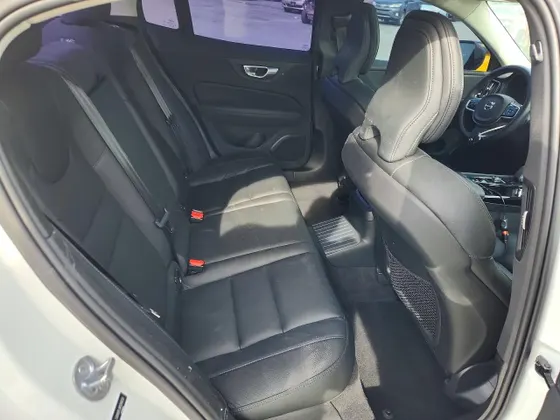 2024 Volvo S60 Recharge Plug-In Hybrid Plus Dark Theme