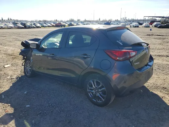 2020 Toyota Yaris Hatchback LE