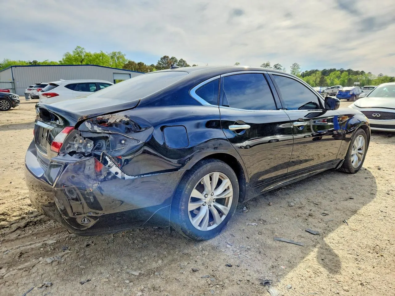 2011 INFINITI M56