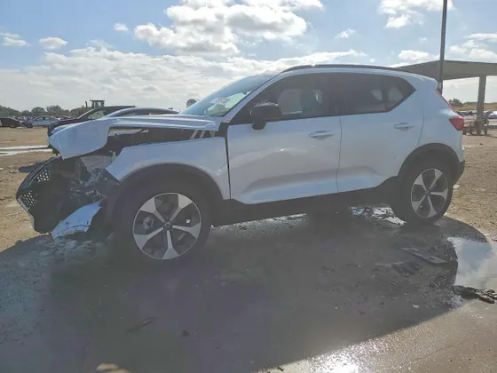 2026 Volvo XC40 Plus