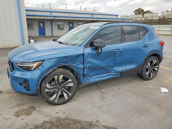 2023 Volvo XC40 Ultimate Dark Theme